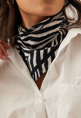 Vmlesley Scarf